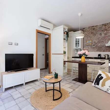 Urban House - Darsena Navigli Center * Milan